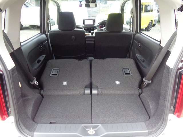 リアシートを倒せばさらに広がるひろびろとしたラゲッジスペースを確保できます！