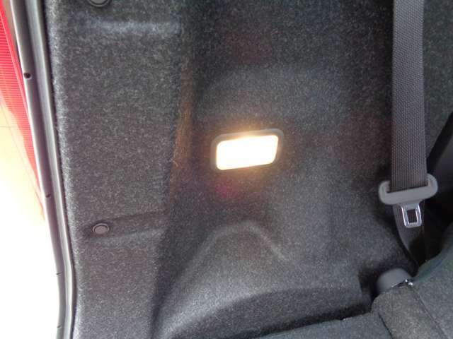 ラゲッジスペースには専用の照明があります。