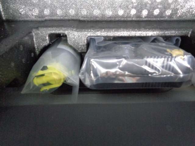 最近はスペアタイヤは標準装備ではなくなりました、今は電動空気入れ・パンク修理キット・工具が標準装備となり揃っています。