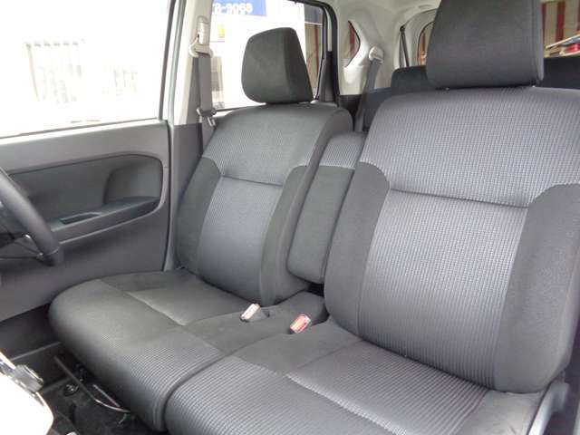 シートは、座りやすく、運転時のホールド性もよく、掃除しやすい生地になっています。