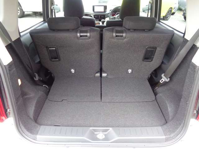 後席もスライドしますので運転席から届かないお子様のチャイルドシートへ手が届くようにしたり、お荷物が多い場合はラゲッジスペースを広く使えたりと便利です。