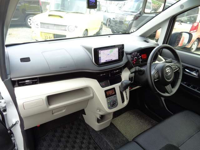 助手席側から運転席へ乗り込めるので狭い駐車場でも便利です！