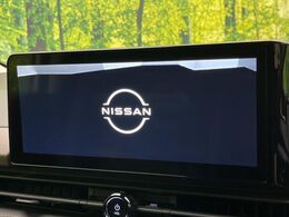 【メーカー純正ナビ】インテリアに溶け込むスタイリッシュな「専用設計」メーカーナビを装備♪視認性や操作性など基本性能にも優れ、より上質なカーライフをお楽しみいただけます。