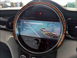 車両前部のカメラが車間距離を測定。衝突の危険を察知すると、警告機能が作動します！ブレーキ圧を調整することで反応を早め、ブレーキをサポート！対歩行者を含む衝突被害軽減ブレーキ機能も備えています。