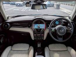 MINIならではのコックピット！！高級感があり、かつシンプルなデザインが飽きがこないとご好評いただいております。スイッチ一つ一つにも「こだわり」とセンスを感じます。