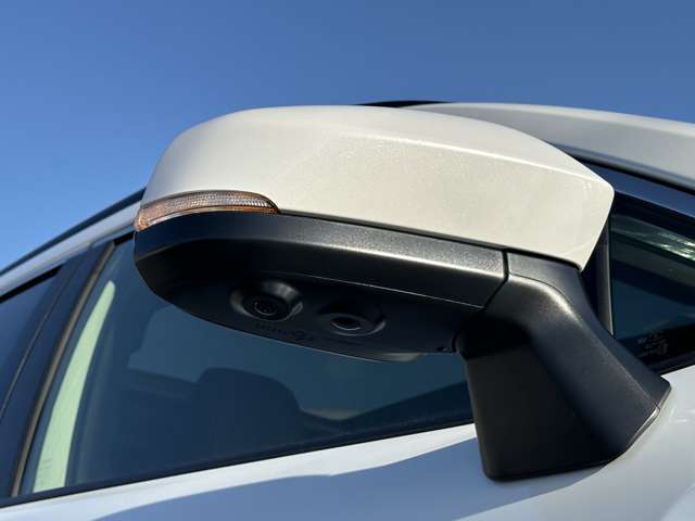 【パノラミックビューモニター】360度カメラも装着されております！車内のスイッチで切り替え可能です！リバース時には、自動でバックカメラと併用で映し出されますので、全周囲を確認しながら後退可能です！！！