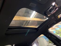 【サンルーフ】開放感たっぷりの希少装備、サンルーフが装着されています！車内に明かりを取り入れたり景色を楽しむ以外にも、車内の空気も簡単に換気できて快適です！