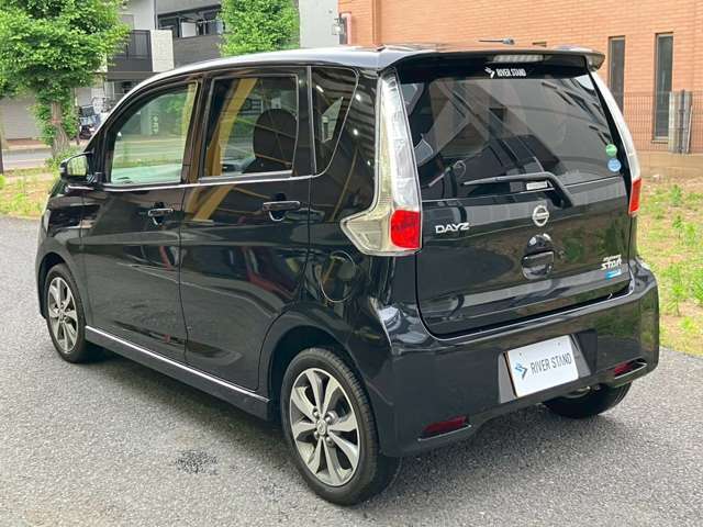 遠方のお客様で実際にお車を見る事ができない場合は、目立つ傷やご指定の箇所を写真撮影し、別途メール等でお送りする事も可能です。ラインでのやり取りにも対応しておりますので、お気軽にご用命くださいませ！