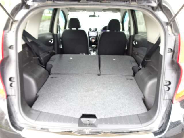 リアシートを倒せば荷物もたっぷりのせれます♪