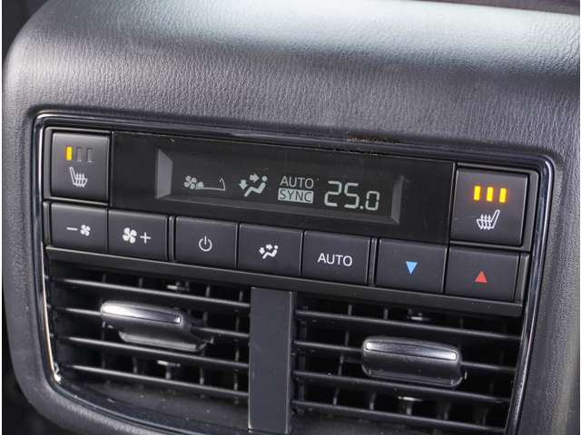 オートエアコン装備の車両となっておりますので自動で温度調節機能付きです★左右独立になっておりますので運転席と助手席で温度の変更も可能です！