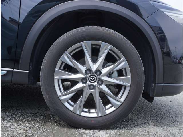 正統的かつスポークが長く見えるデザインを採用し、力強さを際立たせた225/55R19　99Vタイヤ＆7J　19インチアルミホイール。