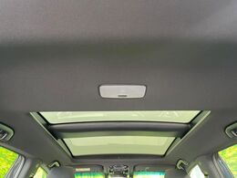 【サンルーフ】開放感たっぷりの希少装備、サンルーフが装着されています！車内に明かりを取り入れたり景色を楽しむ以外にも、車内の空気も簡単に換気できて快適です！
