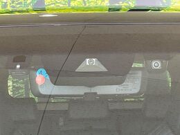 【トヨタセーフティセンス】走行中に前方の車両等を認識し、衝突しそうな時は警報とブレーキで衝突回避と被害軽減をアシスト。より安全にドライブをお楽しみいただけます。