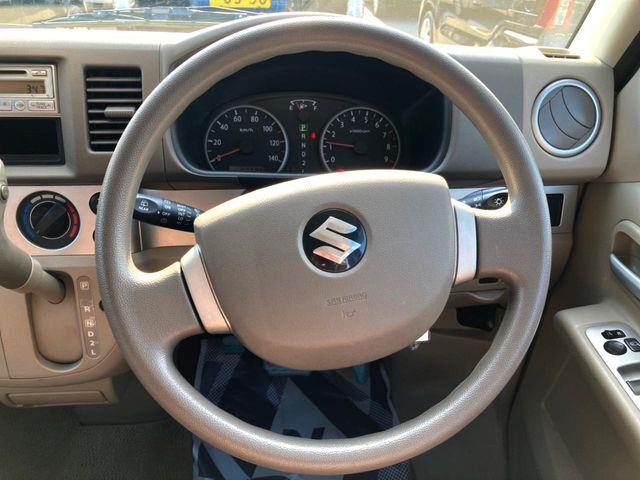 インテリアに合わせたデザインのステアリングは、運転される方のことも考え、運転しやすい形状、大きさです。是非一度、実際に触ってお確かめください。