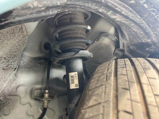 お車を安心してお乗りいただく為には、足回りの定期点検が欠かせません。サービスサポート（有償保証）では無料点検もご提供しており、安心のカーライフをお過ごしいただけるサポート体制が整っています。