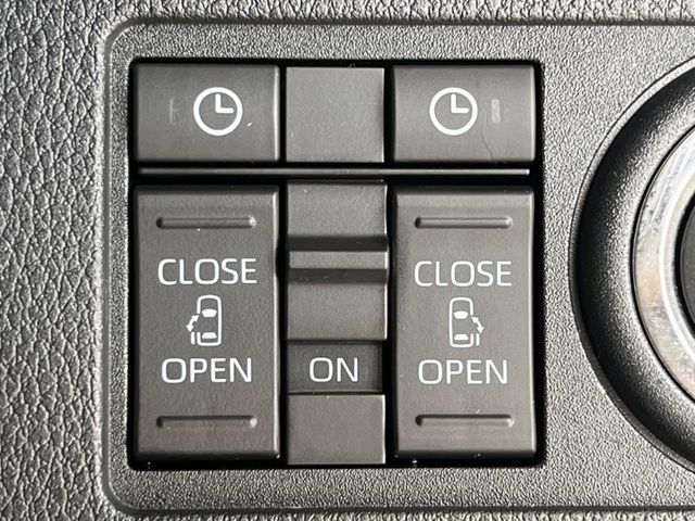 【両側パワースライドドア】スマートキーや運転席のスイッチで後席両側スライドドアの開閉が可能♪電動だから力を入れてドアを開ける必要が無く、小さなお子様でも簡単に開け閉めでき快適です♪