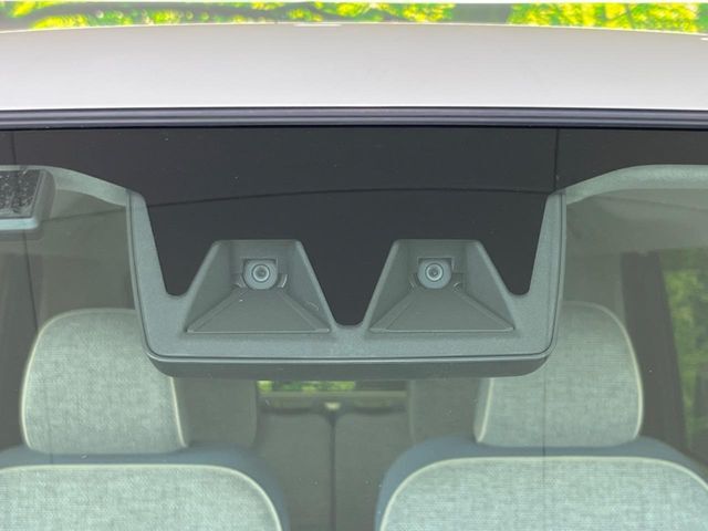 【スマートアシスト】走行中に前方の車両等を認識し、衝突しそうな時は警報とブレーキで衝突回避と被害軽減をアシスト。より安全にドライブをお楽しみいただけます。