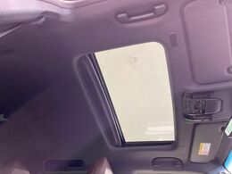 【サンルーフ】開放感たっぷりの希少装備、サンルーフが装着されています！車内に明かりを取り入れたり景色を楽しむ以外にも、車内の空気も簡単に換気できて快適です！