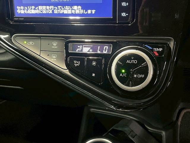 温度設定をしておけば、風の強弱と出てくる風の温度を自動調節してくれます。一年中快適なドライブをお楽しみいただけます。