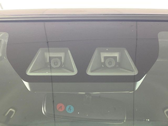 【スマートアシスト】走行中に前方の車両等を認識し、衝突しそうな時は警報とブレーキで衝突回避と被害軽減をアシスト。より安全にドライブをお楽しみいただけます。