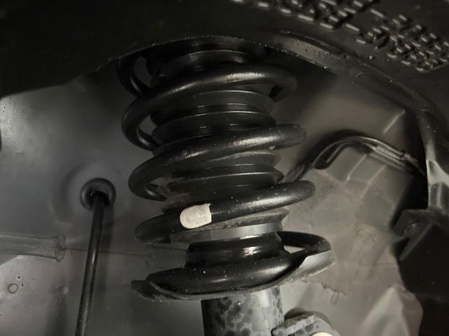 お車を安心してお乗りいただく為には、足回りの定期点検が欠かせません。サービスサポート（有償保証）では無料点検もご提供しており、安心のカーライフをお過ごしいただけるサポート体制が整っています。