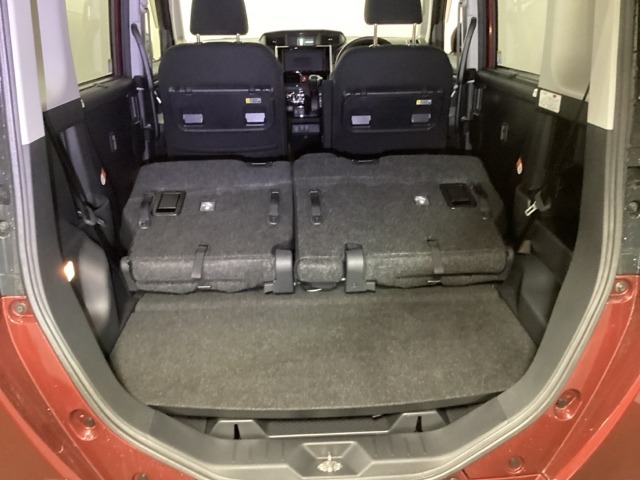 コンパクトボディーなのに、荷室はこんなに広々しています。たくさんの荷物が積めますよ。