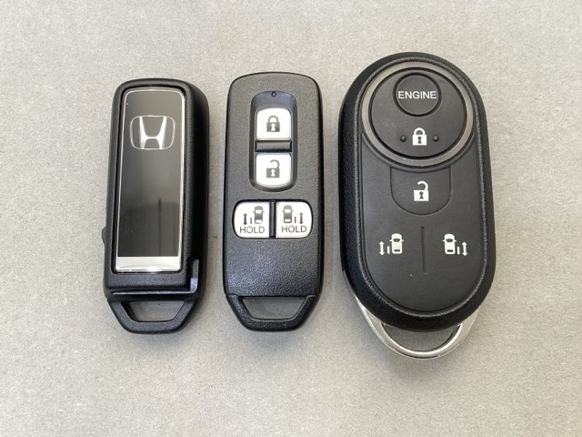 スマートキー付きですからドアロックの開閉およびエンジンスタートが楽々です。電動スライドドアの開け閉めもボタンで操作できます。加えて、純正リモコンエンジンスターター用の操作キーもついています。