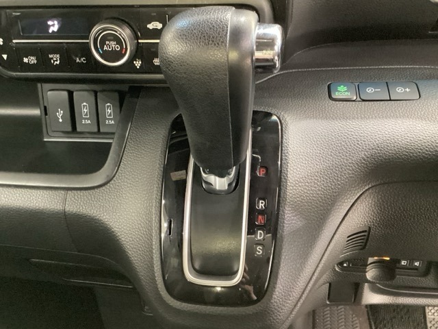 CVT車のセレクトレバーです。低速から高速まで、変速ショックのないスムーズな走りを実現するとともに、エンジン効率のよい領域を維持することで燃費にも貢献します。