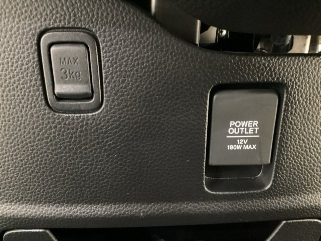 アクセサリーソケットはUSBのアダプターなどをつければ、スマホの充電にも使えます。周辺には物が置けるボックスがついています。