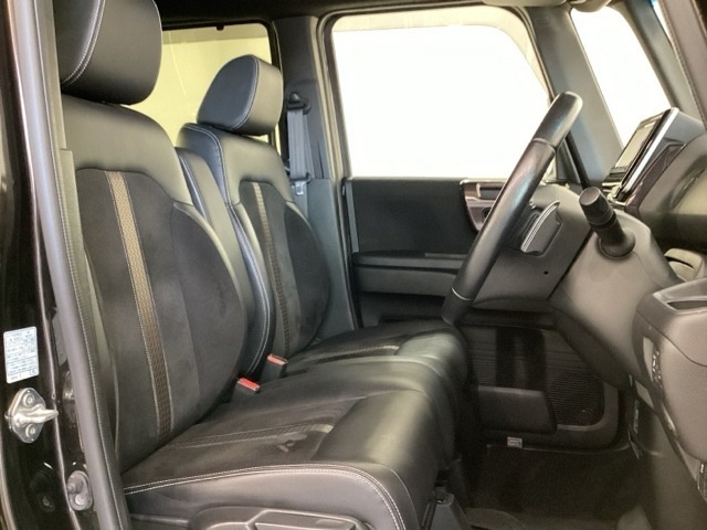 女性でも運転がしやすいように、シートの高さ調整機能（シートリフター）がついてます。運転席と助手席の足元が空いている為、助手席側への移動がスムーズです。交通量の多い道でも助手席側から乗り降りができます。