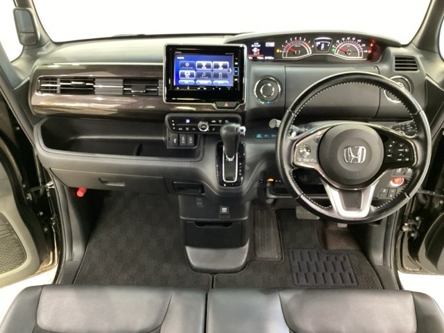 車内は光触媒抗菌消臭施工済です。インパネ周りはスタイリッシュなデザインで機能や装備も充実しています。グローブボックスやカップホルダーのほかにトレーなどたくさんの収納スペースが付いています。