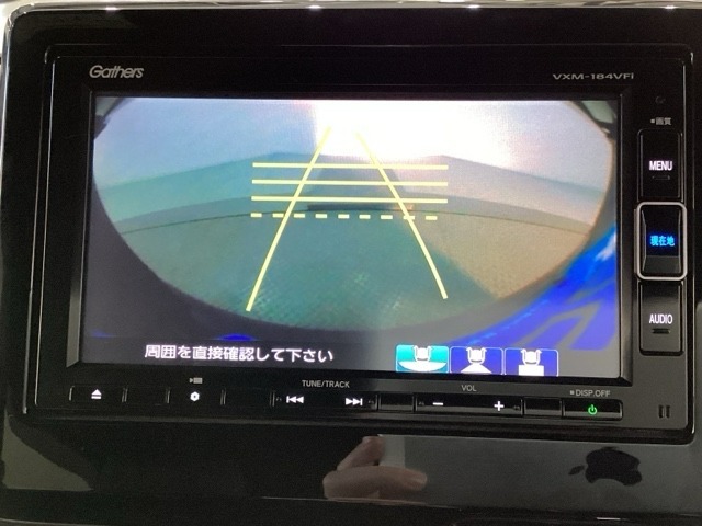 バックでの車庫入れも安心です！　リアカメラが付いているバックモニター付のナビを装備しております。操作線もついており距離感も画面から確認できます。