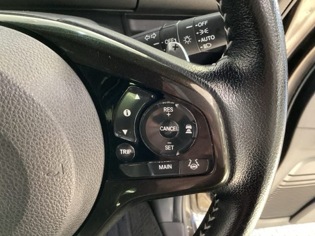 ハンドルにHondaセンシング系のクルーズコントロールやレーンキープアシストなどのスイッチが装備されています。ハンドルから手を離さず安全に操作できます。