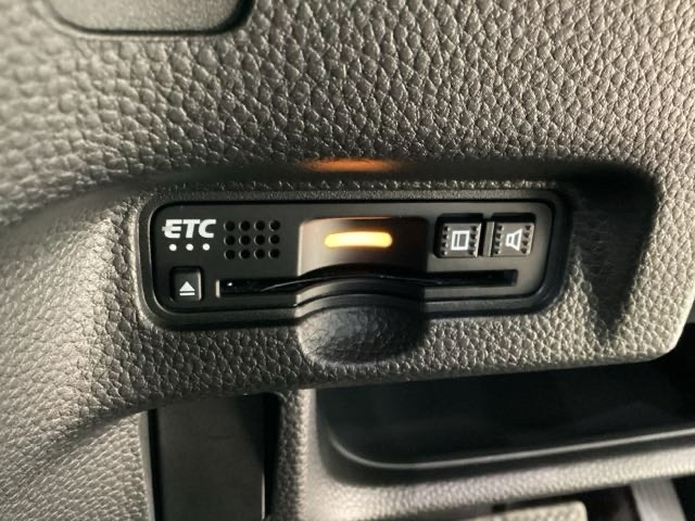 ハンドルの左下にETCがついています。高速道路の料金所の通過も楽々です。　カードの取り出しもしやすい場所についています。