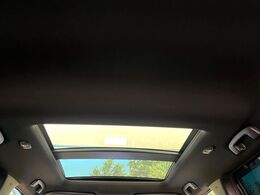 【サンルーフ】開放感たっぷりの希少装備、サンルーフが装着されています！車内に明かりを取り入れたり景色を楽しむ以外にも、車内の空気も簡単に換気できて快適です！