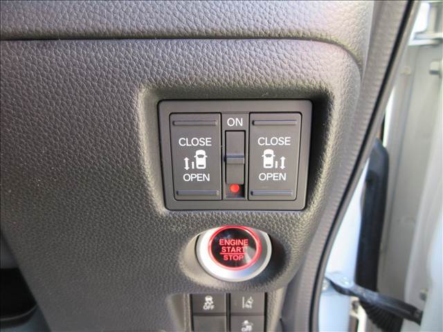 便利で快適な両側パワースライドドア装備！