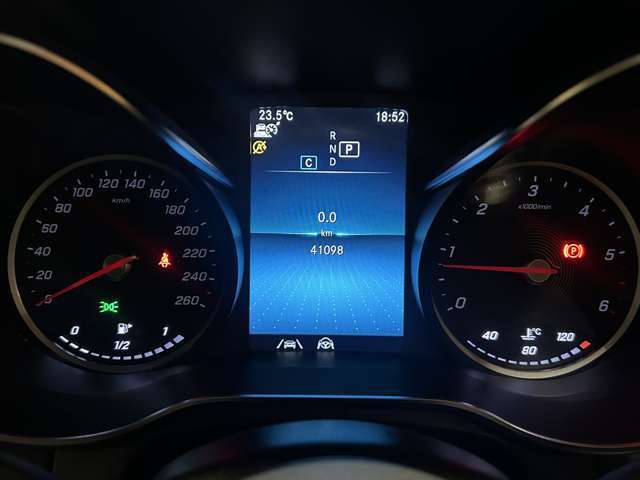 マットブラックにホワイトのLIBERALAのロゴの建物と看板が目印です。