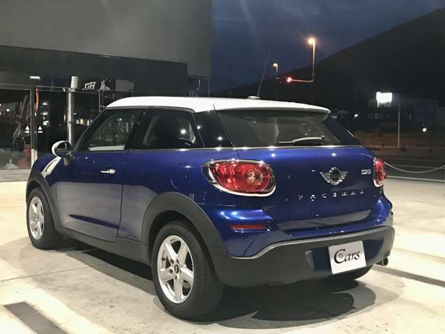 お客様駐車場は広めのスペースで11台分ございます。また全天候型屋根付駐車場もございますので雨天でも濡れずにお車をご覧頂くことができます。安心してご来店ください。