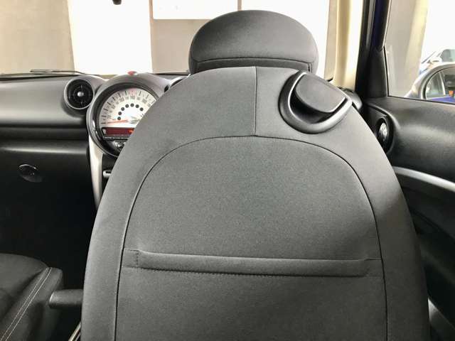 後部座席に乗り込む際にはフロントシートの背もたれショルダー部のレバーを操作で背もたれが倒れ、続いてシートがスライドするようになっています。フロントシートの座席位置はメモリーされています。