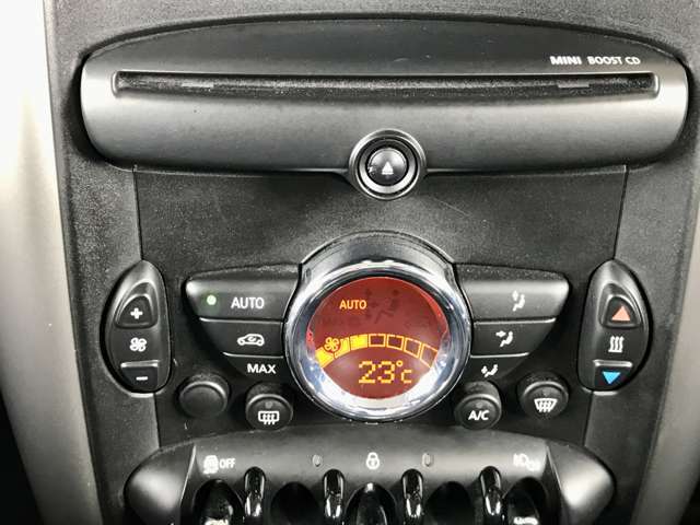 CD挿入口、及びエアコン操作部　MINIエンブレムのデザインになっています。