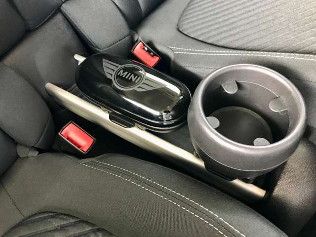 シート間にはドリンクホルダーや眼鏡ケース等が装着できるセンターレールが装備されています