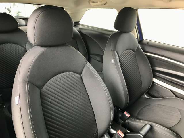 少し硬めのセミスポーツなシートは適度なサポートで乗り降りもしやすく、長距離ドライブでの疲労軽減のも効果があります。