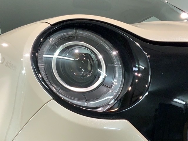 LEDヘッドライトは、点灯の瞬間から最大光量を発揮し、突然暗くなるトンネルなどでの安定感を高めます。