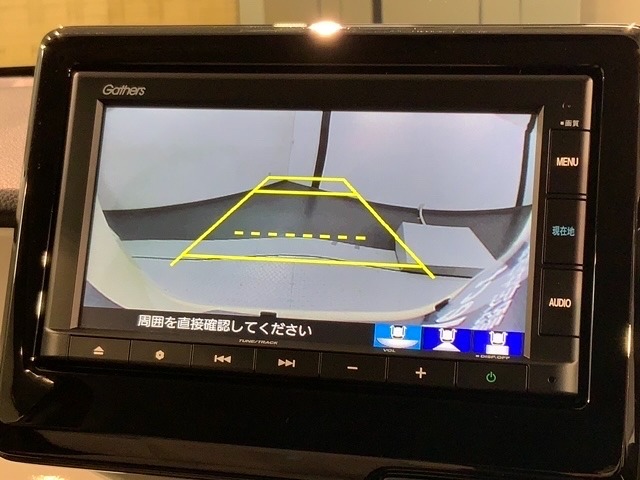 リバースギアに入れるだけで後方の表示へ切り替わります。夜間や雨の日の駐車も楽になりますよ。