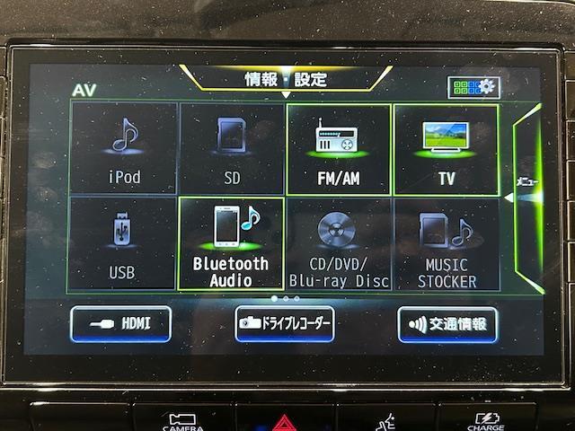 【純正ナビ】人気の純正ナビを装備しております。ナビの使いやすさはもちろん、オーディオ機能も充実！キャンプや旅行はもちろん、通勤や買い物など普段のドライブも楽しくなるはず♪