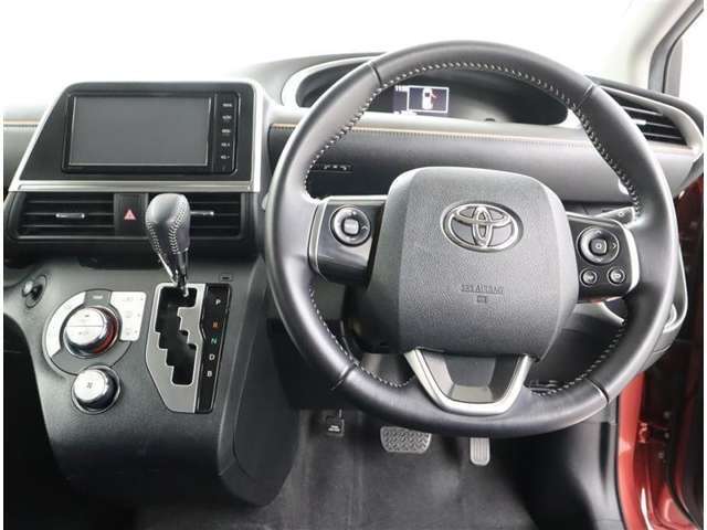 ☆シンプルながら機能性あふれる運転席周りです。　使いやすいスイッチ類の配置によりとても運転しやすいですよ。