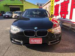 2004年より販売が開始した1シリーズ。基本プラットフォームをE90型3シリーズと共有している為、写真の2代目1シリーズまでFR（フロントエンジン・リヤドライブ）を採用しており、