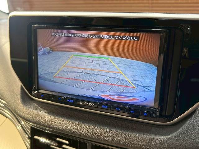 【カラーバックモニター】を装備しております。リアの映像がカラーで映し出されますので日々の駐車も安心安全です。