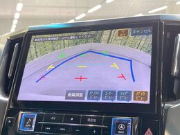 【バックカメラ】駐車時に後方がリアルタイム映像で確認できます。大型商業施設や立体駐車場での駐車時や、夜間のバック時に大活躍！運転スキルに関わらず、今や必須となった装備のひとつです！
