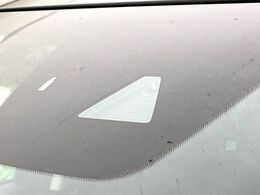 【スマートシティブレーキサポート】低速走行中に前方の車両等を認識し、衝突しそうな時は警報とブレーキで衝突回避と被害軽減をアシスト。より安全にドライブをお楽しみいただけます。